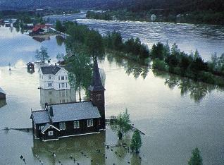 Innhold 1. Klimaendringer hva skjer? 2. Hvordan påvirker været våre bygninger / kulturminner 3. Klimaendringer og skaderisiko for kulturarv? Ekstreme hendelse / gradvis endringer 4.