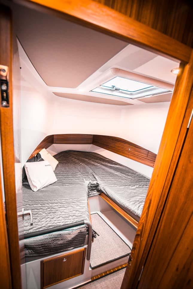 PRØVEKJØRT: SARGO 33 I FORPIGGEN er det god skapplass, og soveplass for to personer.