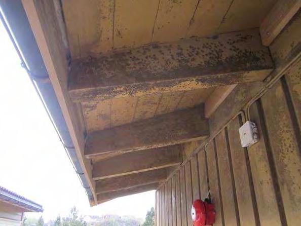 06 Ødelagte taksteiner på klasseromsfløyen fjernes og erstattes med nye av