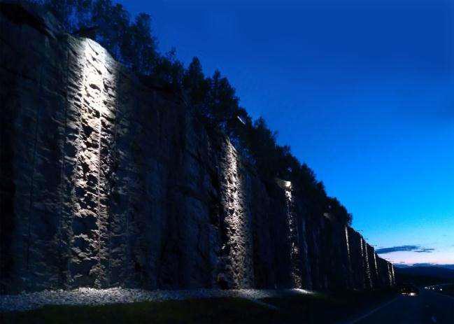 Virkemidlene kan også være mindre iøynefallende og kostbare, men likevel ha god effekt. Foto: Jens Haugen Bildet viser en lyssatt fjellskjæring utenfor en tunnel på E6 ved Eidsvoll.