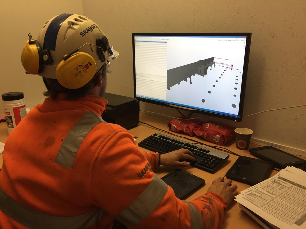 BIM-container På Tiedemannbyen står en BIM-container ute på byggeplassen. I containeren finnes en pc med stor skjerm der 3D-modellen er tilgjengelig for basene til enhver tid, se Figur 12.