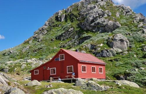 timer.fremme med hytten lager vi middag og spiller slapper av. På søndagen går vi ned Fitjadalen ned til Øystese, som tar rundt 5-6 timer. Fra Øystese tar vi bussen tilbake til Bergen.