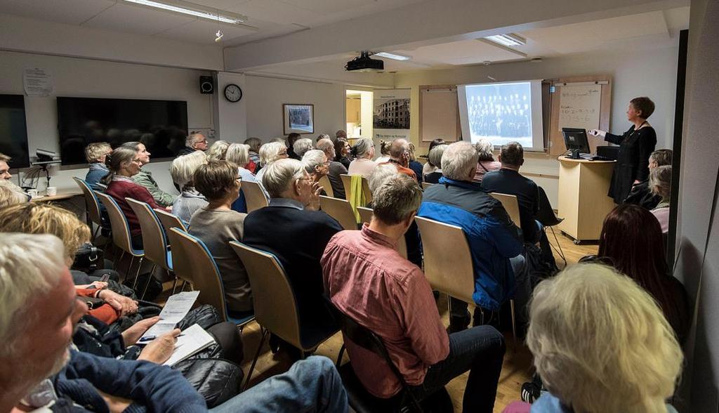 På programmet stod foredrag ved historikar Aud Farstad om Lærarinnene - kvinnesaka sin fortropp i Ålesund.