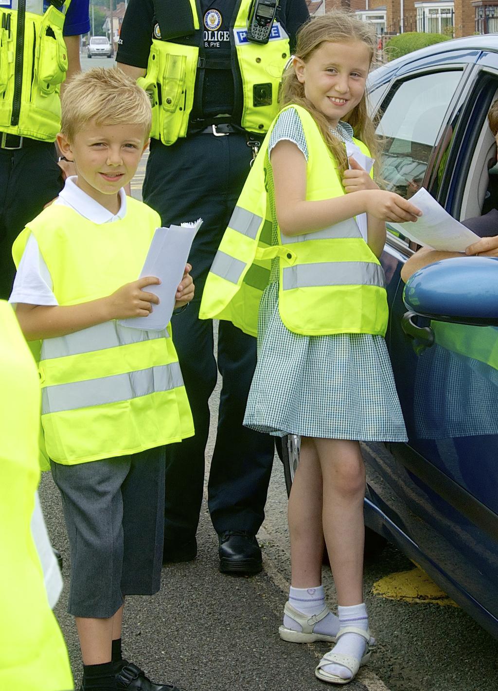 BARN I VEIEN Dette skiltet har du kanskje sett ved skolen din? Det viser at her er det fare for barn i veien og biler må være ekstra forsiktige.