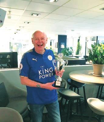 INTERVJU ÅRETS SUPPORTER 2016/17: ULF ARNE LARSEN (LEICESTER CITY) AV: ANDERS CHRISTENSEN Årets supporter, 60-år gamle Ulf Arne Larsen fra Oppsal, er en kjent skikkelse i bybildet i Oslo, der han til