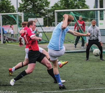 De første kampene i hovedturneringen gikk av stabelen klokka ni, mens finalen var satt til klokka 17. Dermed var det duket for en lang dag med mye fotball på Nordre Åsen.