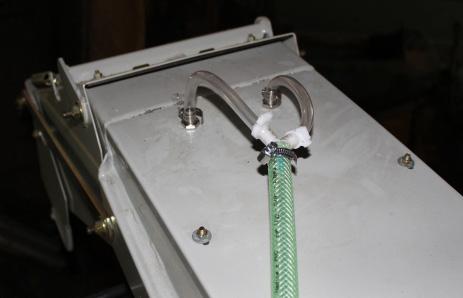 Flowmeter inkludert plugg er vanntett dersom en strammer skruen som holder den.