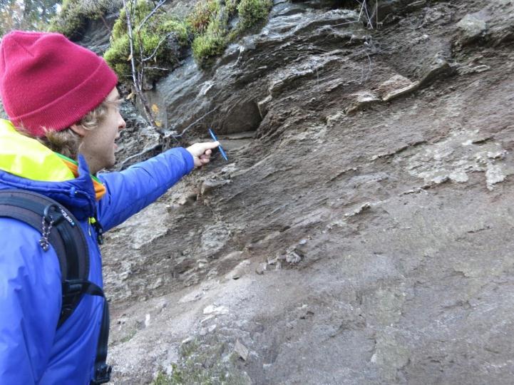 Omkring haugen med forvitret fjell er det morenemateriale og vegetasjon som gjør at det også her er vanskelig å vurdere bredden på den forvitrede sonen.