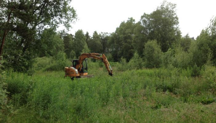 Foto er tatt mot nordøst og graving av prøvegrop PG7 pågår.