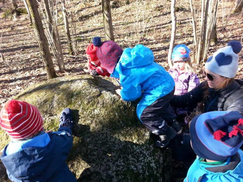 På turene våre til arboretet har vi prøvd oss på noen sang og bevegelsesleker. Bjørnen sover er fortsatt en klassiker hos oss. Det har også vært noen spennende oppdagelsesturer.