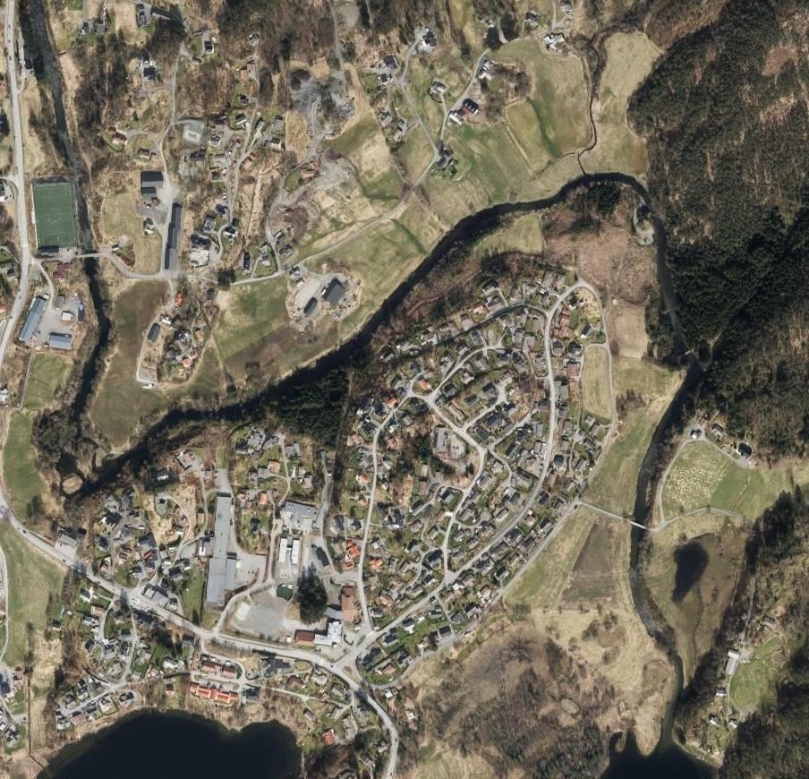 Figur 3. Flyfoto av nedre del av Søftelandselva. Dyrket mark og hogstflater går flere steder tett inn til elva.