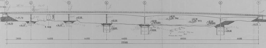 4. 16-1352b Gaula 4.1. Grunnlagsmateriale 4.1.1. Dagens bru Den eskisterende bru over Gaula ved Støren er en 292 m kassebru av spennarmert betong (frittfrembygg-bru), bygd året 1991.