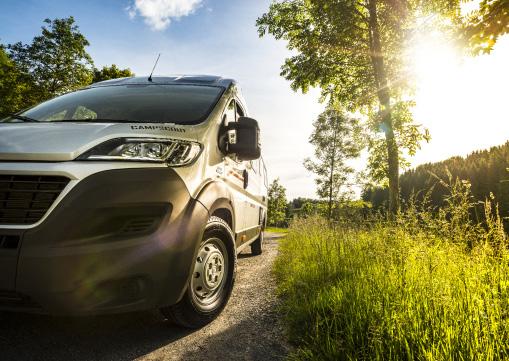 Velkommen til en verden som gjør reisen til en behagelig opplevelse Velkommen til Globecar Da Peter Pössl laget utkast til sin første, praktiske bobil på kassevognbasis, åpnet han samtidig helt nye