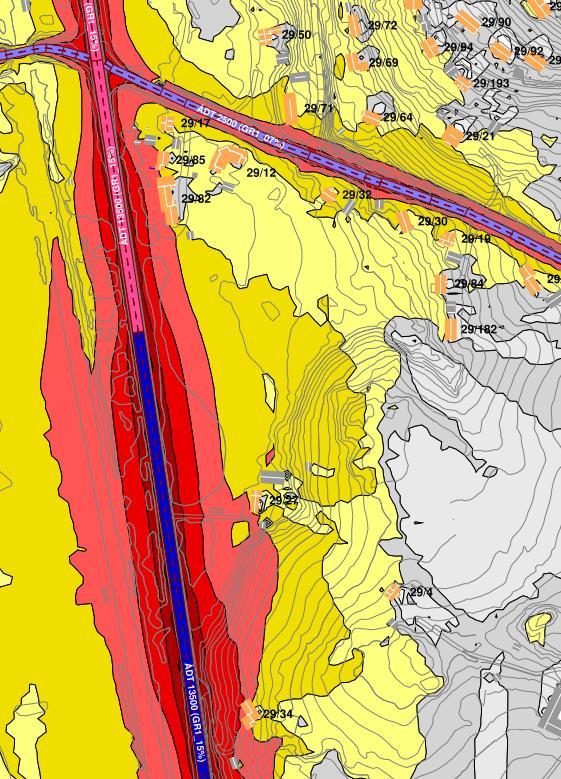 5.1.2 Skjerm sør for krysset østside av E6 I området sør for krysset er det på østsiden av E6 regulert inn enn kombinasjon av voll med skjerm på toppen, høyde 2,5 m rel. E6. Skjermen er ca.