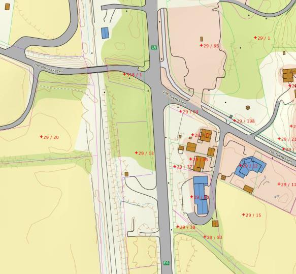 5.2 Tuvbakken 1,3 og 5 (gnr/bnr 29/17, 29/85 og 29/82) Det er to boliger og ett helsehus som i dagens situasjon ligger svært nær E6 og vegkrysset jf. Figur 7. Disse er planlagt innløst.