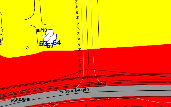 Situasjon 3b 70 km/t 62,7 64,9 Situasjon 3c 60 km/t 60,8 63,1 FIGUR 109 Det har vært vurdert en 135 m lang skjerm med høyde 2,5 m foran