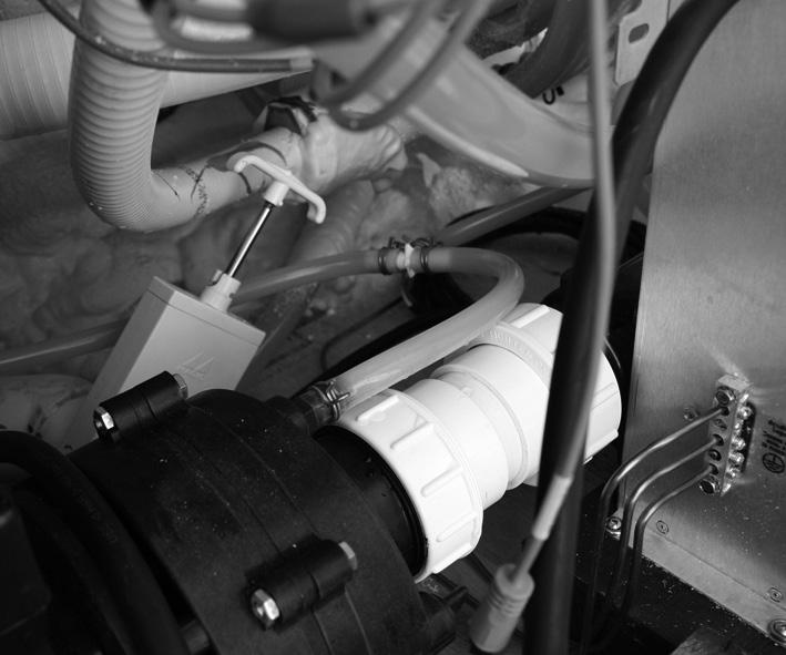 Sørg for at alle disse ventilene er åpne unntatt T-ventil for utgang pumpe 1. 4. Fyll vann i ballasttanken, benytt vann fra hageslangen eller lignende.