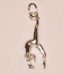 pendentif gymnaste aux Mains