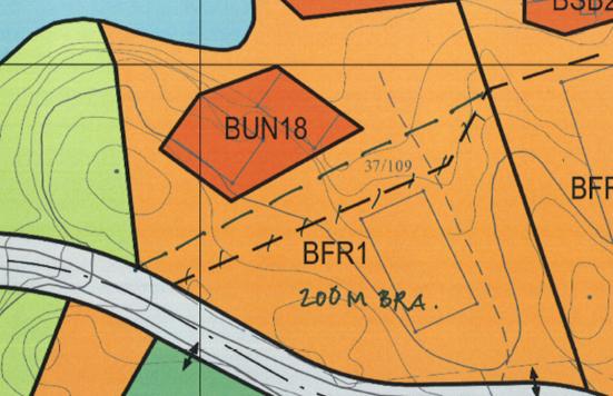 Vi ser at det er behov for å vise en inndeling av det nevnte bryggeanlegget i planen. Fellesbryggen tegnes som en egen flate og det presiseres i bestemmelsene hvilke eiendommer bryggen er felles for.