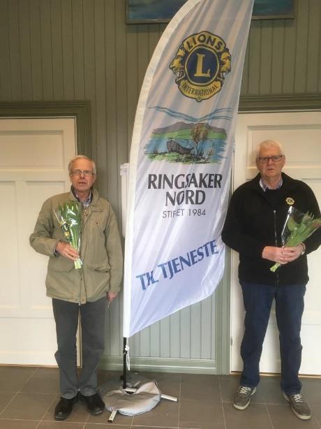 Frivillige medlemmer gav denne dagen bort blomster som takk for støtte til forebyggende barne- og ungdomsarbeid.