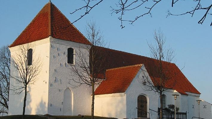 ARoS Aarhus Kunstmuseum (10.3 km) Kunstmuseet ligger i Århus sentrum og er blant de største Nord-Europeiske kunstmuseer med hele 10 etasjer fylt med inntrykk, farger og former.