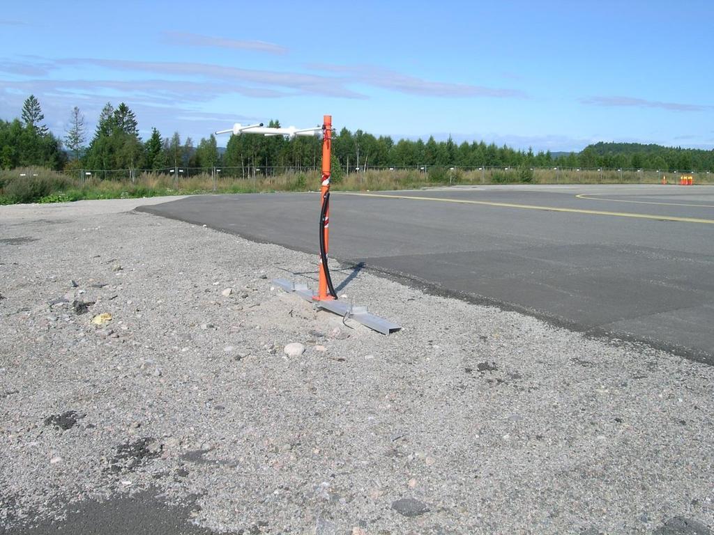 Foto: SHT Figur 4: Monitor-antennen foran terskelen til rullebane 01 etter at den ble