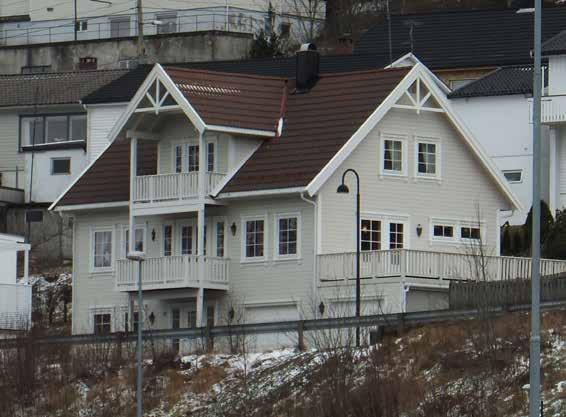 Tak Fossjordet 35 har taktekking av betongstein, som er vanlig for hus i perioden. Noen hus har taktekking av svart, glasert teglstein.