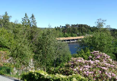 Området er tett bebygd, men hovedinntrykket er at åsene er skogkledte: Småhusbebyggelsen er lav og ligger godt i terrenget sett fra Troldhaugen, det viktigste er likvel at mye av vegetasjonen og den