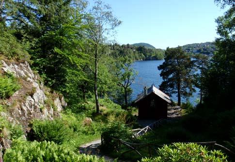 Troldsalen Beskrivelse eksisterende situasjon: Landskapsformer og silhuett Landskapets storformer er preget av Nordåsvatnet og åsene bak.