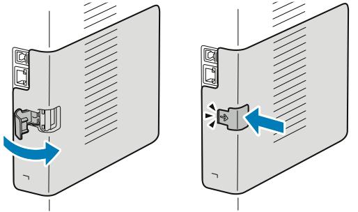Lås dekselet på plass ved å svinge låseklemmen mot fronten av skriveren og deretter trykke