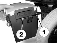 Når batterikassen settes på plass, må det kontrolleres at styrestengene (1) passer nøyaktig i styrekanalene (2) på siden av batterikassene, og at de ikke er under kassene!