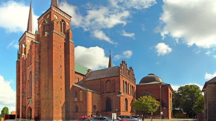 Roskilde er en by fylt med aktiviteter, historie, shopping og mye mer for hele familien. Roskilde Domkirke er en helt fantastisk attraksjon i byen.