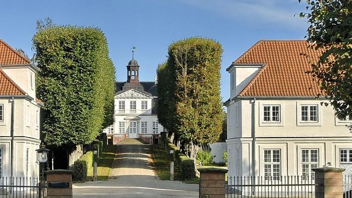 Kongens Lyngby er dessuten kjent for flere slott som ligger i nærheten av byen. Besøk f.eks.