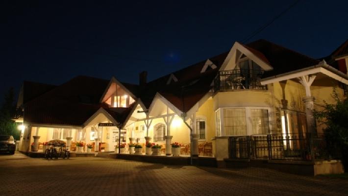 Admiral Hotel Hotellet ligger rett ved den koselige byen Kezythely som gjemmer på mange kulturelle opplevelser.