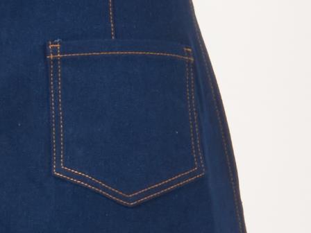 Sy på lommene med avstand på 2 og 8 mm. Til slutt sys en diagonal stolpe med en smal sikksakksøm (stingbredde: 2,5, stinglengde: 1).