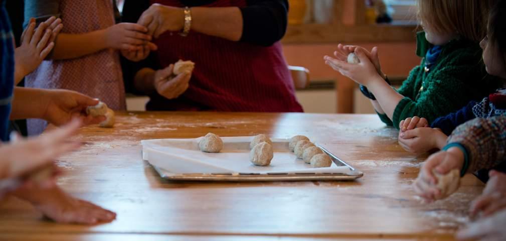 Steinerpedagogisk barnehagelærerutdanning - 3-årig bachelorgrad En god barnehagelærer kjenner og forstår barna og bruker sine kunnskaper og ferdigheter til kreativt å stimulere til utvikling, lek og