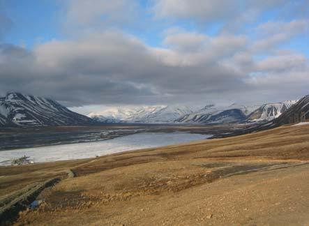 DELPLAN FOR OMLEGGING AV VEGEN TIL GRUVE 7 FJELLET 21 Utsikt innover Adventdalen sett fra høydebassenget i Gruvedalen.