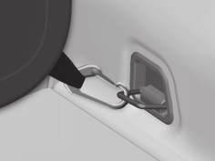 Hekt på beskyttelsesnettets karabinkroker i krokene bak setenes glideskinner - det går lettere hvis seteryggen rettes opp og setene skyves et stykke frem.