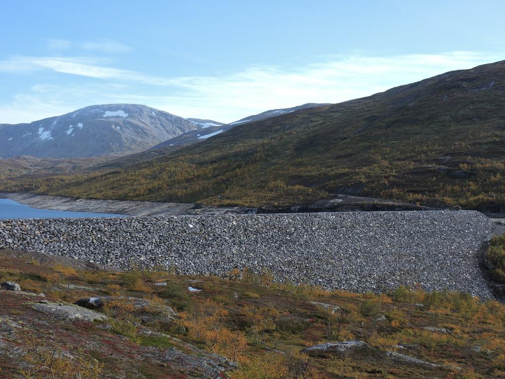 Vedlegg B Kallvassdammen Prosjektet innebar rehabilitering av en steinfyllingsdam med lengde ca. 400 m og høyde 49 m.