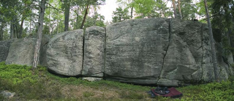 Passer forbi krakken med de øvrige sektorene, forbi pumpehus på venstre side av stien og gå til toppen av bakkene. Formasjonen sees 50 meter opp i skogen på høyre side av stien. 1 Høl er høl.