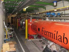 : F = F = qv 0z B x = 1,6 10-14 N Aksel = a = F/m = 9,6 10 12 m/s 2 ESRF (European Synchrotron