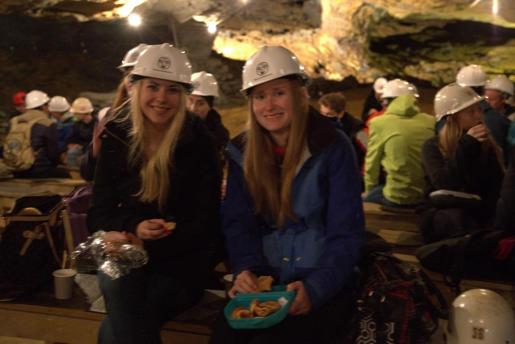 sammen med stemningsfull musikk i Bergstaden Ziir.