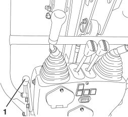 Drift Trekk spaken for motorturtallet (1) helt tilbake. Sett tenningsnøkkelen i startbryteren (5) og vri den til RUNstilling.