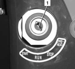 Drift Sett startbryteren (1) i stopp-stilling (STOP) og trekk ut tenningsnøkkelen. Tenningsnøkkelen holdes i forvaring av maskinføreren. Åpne sikkerhetsbeltet.