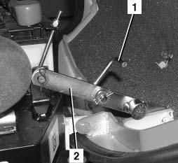Drift For å lukke panseret må du trekke opp spaken (1) ved holderen (2), og la panseret falle forover og gå i inngrep.