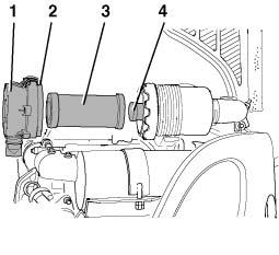 Vedlikehold Kontrollere og rengjøre luftfilteret Hvis gravemaskinen brukes i spesielt støvete omgivelser, må luftfilteret kontrolleres tilsvarende ofte. Åpne motorpanseret (side 72).