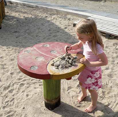 hindre unødig spredning av sanden andre steder på lekeplassen.
