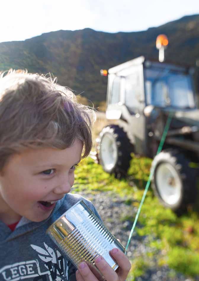 Farfar sin traktor har tid til å høyre! Du kan til dømes fortelje han at tippoldefaren hans var ein fiskebolleboks.