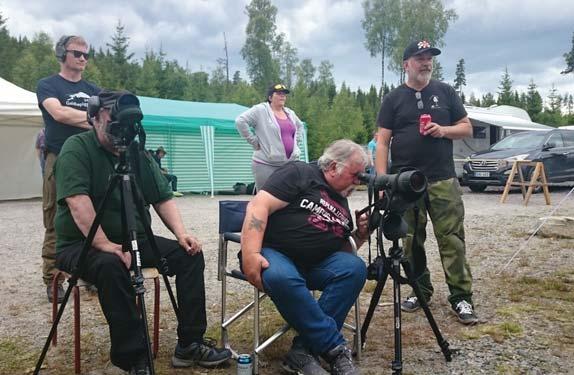 Svenske venn Rolf (Roffe) Enqvist i aksjon med kontroll av de Norske våpen.