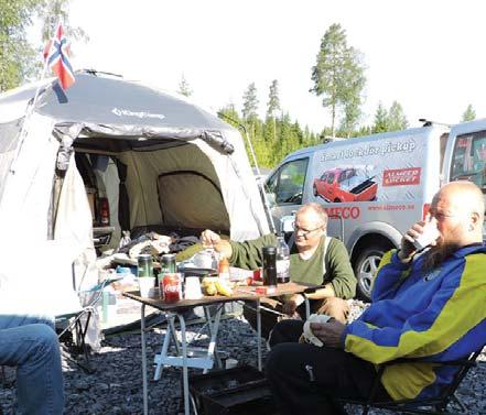 standplasser for 100 metern i det brune skuret og